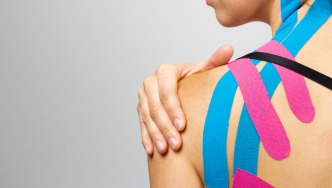 Vendaje Neuromuscular Kinesiotape. Descubre porqué se ha puesto tan de moda y es tan habitual su uso.